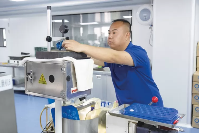 ECOPTIK’s employees are grinding optical domes products. ECOPTIK’s employees are grinding optical domes products.